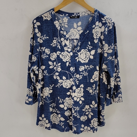 Papermoon Pullover V Neck Top Size 1X Denim Look Raised Floral Print - Picture 1 of 8